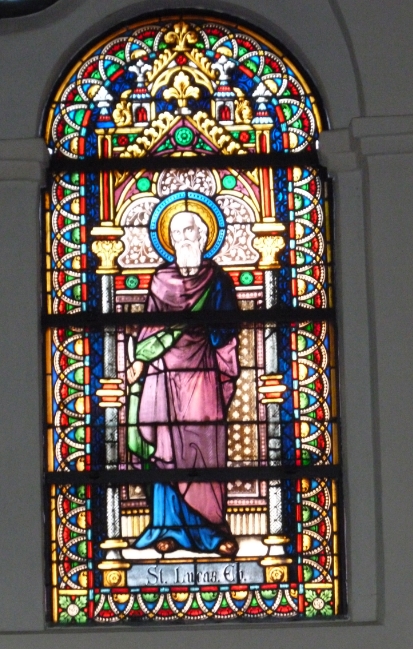 St. Lucas, der Evangelist. Buntes Fenster in der Kirche St. Joseph Weener