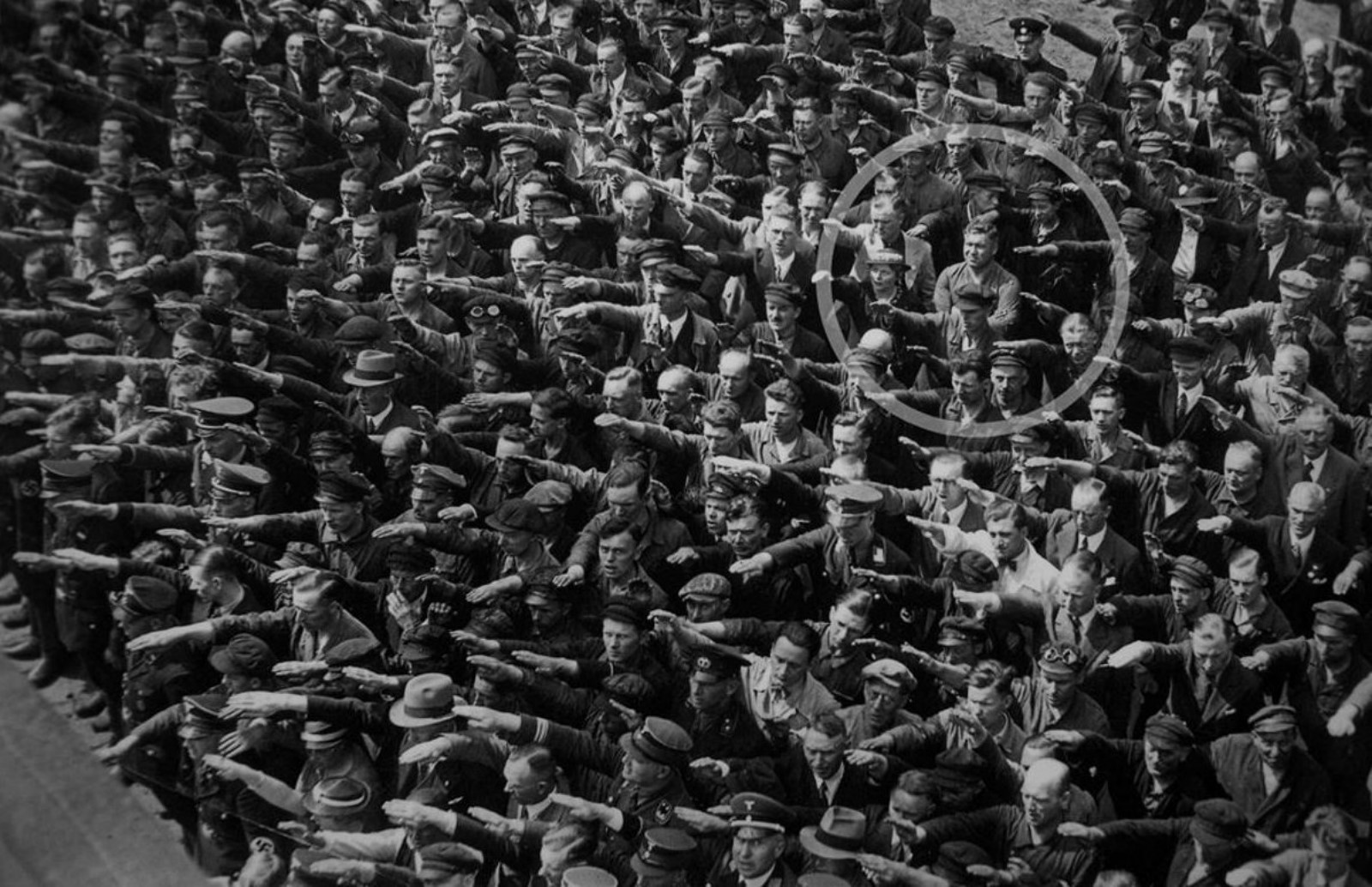 August-Landmesser-Almanya-1936 1600x1034