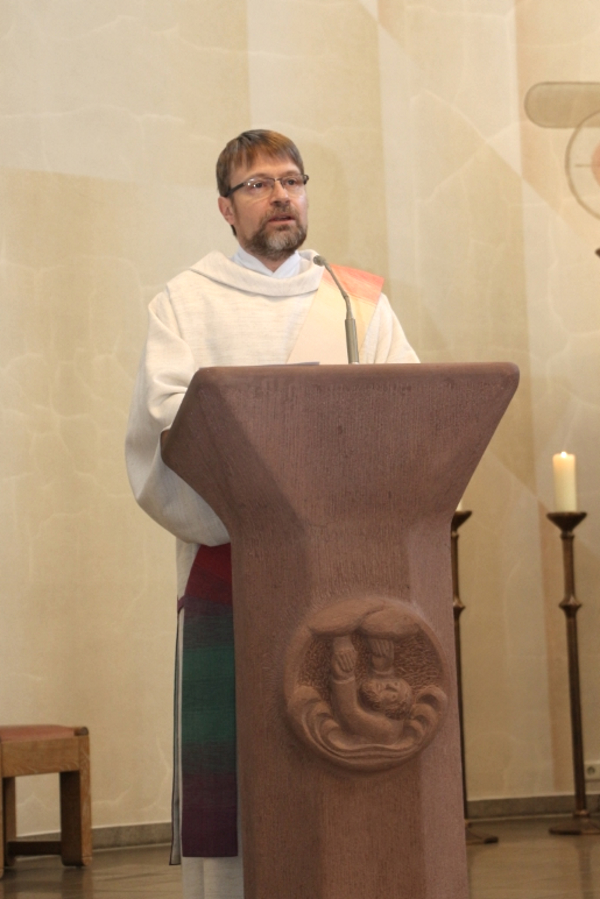 Diakon Tobias Möhlmann hält seine erste Predigt in unserer Kirche. Foto: L. Anbergen